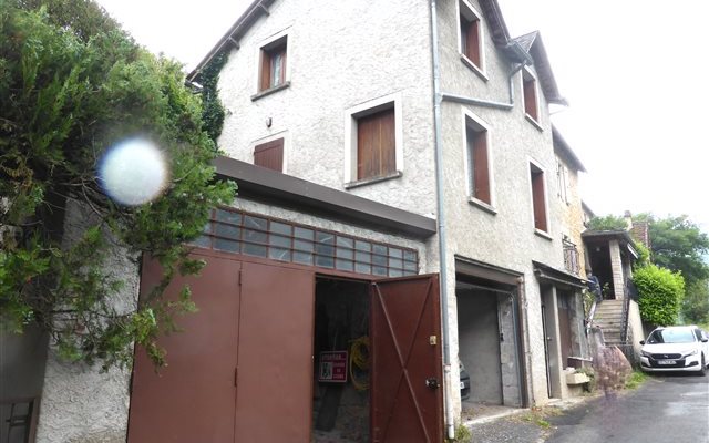 Maison ancienne avec garages